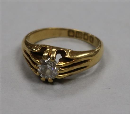 An Edwardian 18ct gold and claw set solitaire diamond ring, size K.